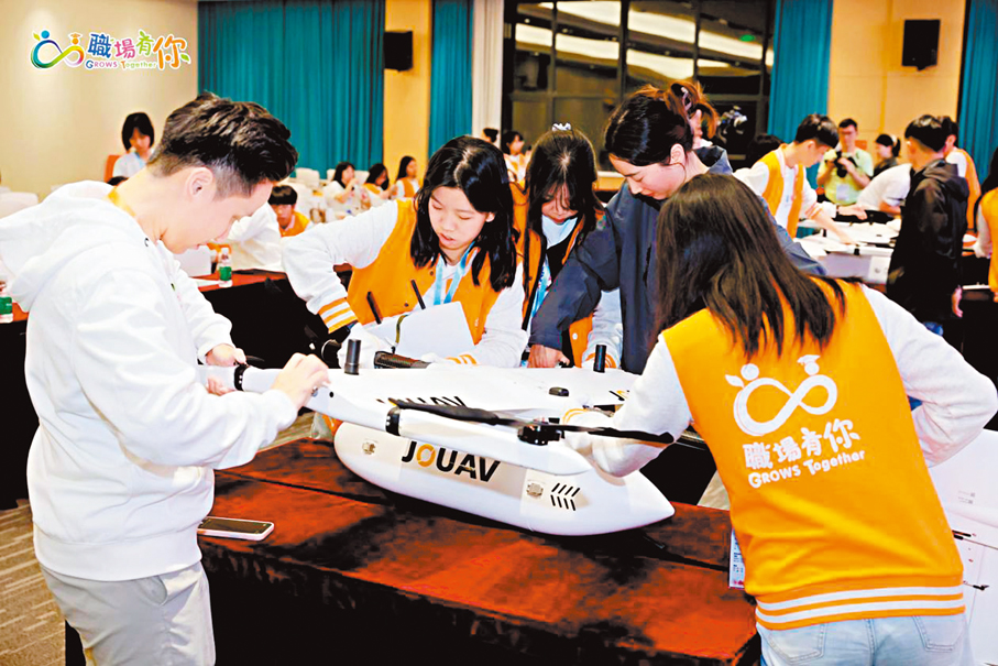 ●交流團一行走進縱橫股份·鵬飛科技園，實地參觀企業發展成果，並現場體驗無人機組裝流程，感受科技創新與智能製造的魅力。 主辦方供圖