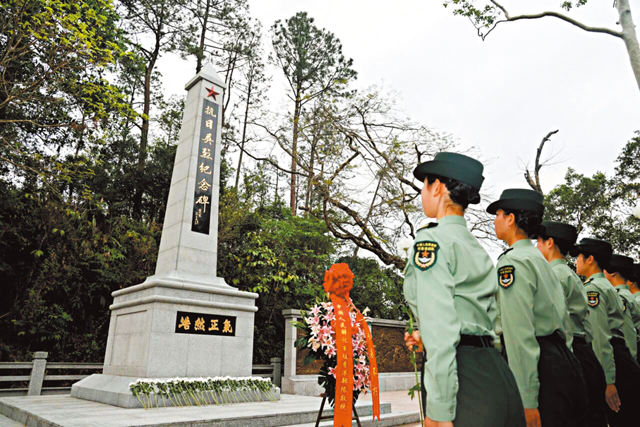 ●駐香港部隊官兵代表赴香港抗日英烈紀念碑開展瞻仰祭掃活動。 中國人民解放軍駐香港部隊官方微信公眾號「香江礪劍」圖片
