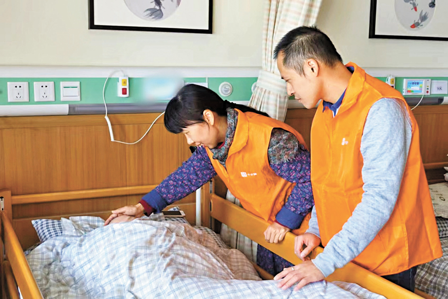●王敏（左）和同事看望臨終長者。