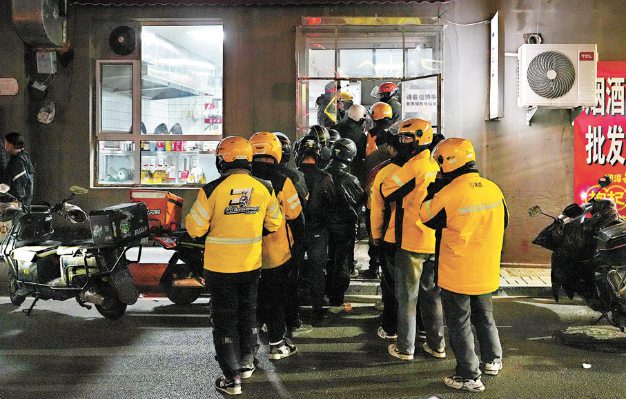 ●門口排隊等待的騎手們。