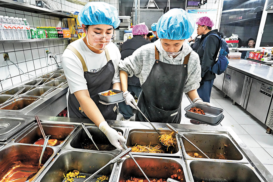 ●店員們正幫忙打飯。