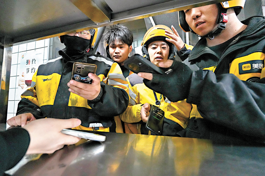 ●取餐的騎手們排隊掃碼付款。