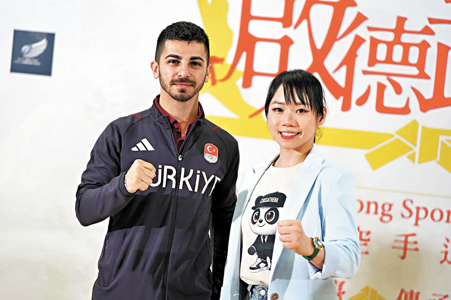 ●劉慕裳（右）與土耳其男子個人形「世一」Eray Samdan出席啟德武臺啟動禮，分享習武心得。