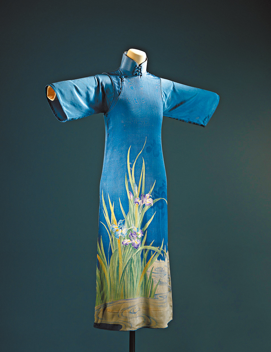 ●繪染鳶尾花紋藍縐旗袍。上海博物館供圖