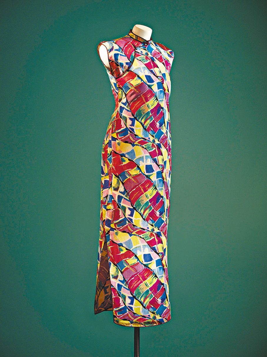 ●抽象彩格紋印花塔夫綢旗袍。上海博物館供圖