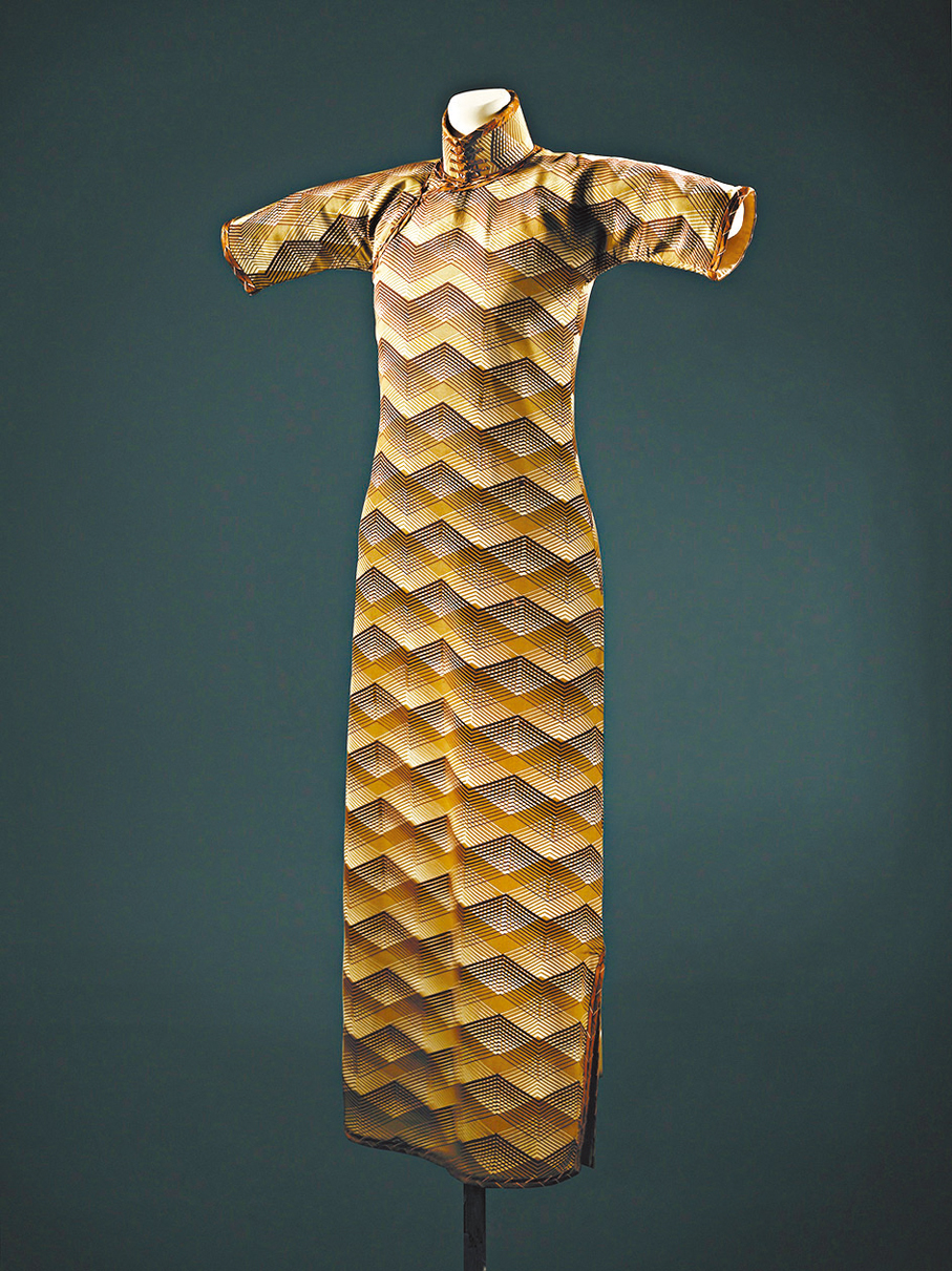 ●秋香綠地摺線紋印花縐旗袍。上海博物館供圖