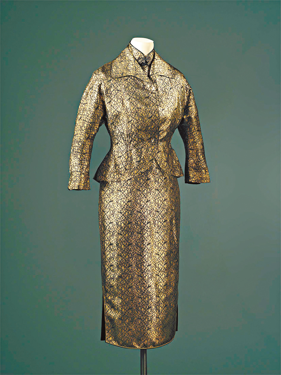 ●金黃色地黑色仿蕾絲紋印花布旗袍套裝。上海博物館供圖 