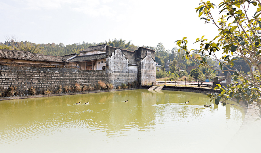 ●石樓前有半圓池塘。
