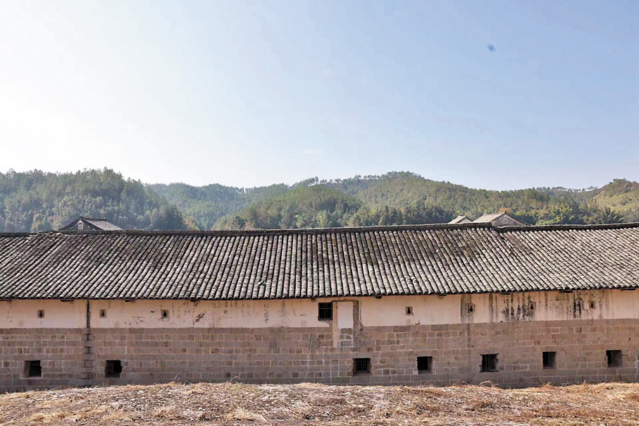 ●歷經200多年的樂村石樓依舊挺拔規整。