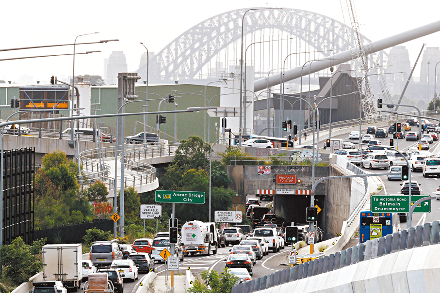 ●澳洲多地燃料短缺，民眾被迫改變今年的駕車出遊計劃。路透社