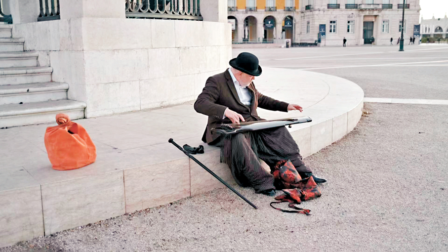 英國人多米尼克帶着產自蘭考的古琴在世界各地演奏。