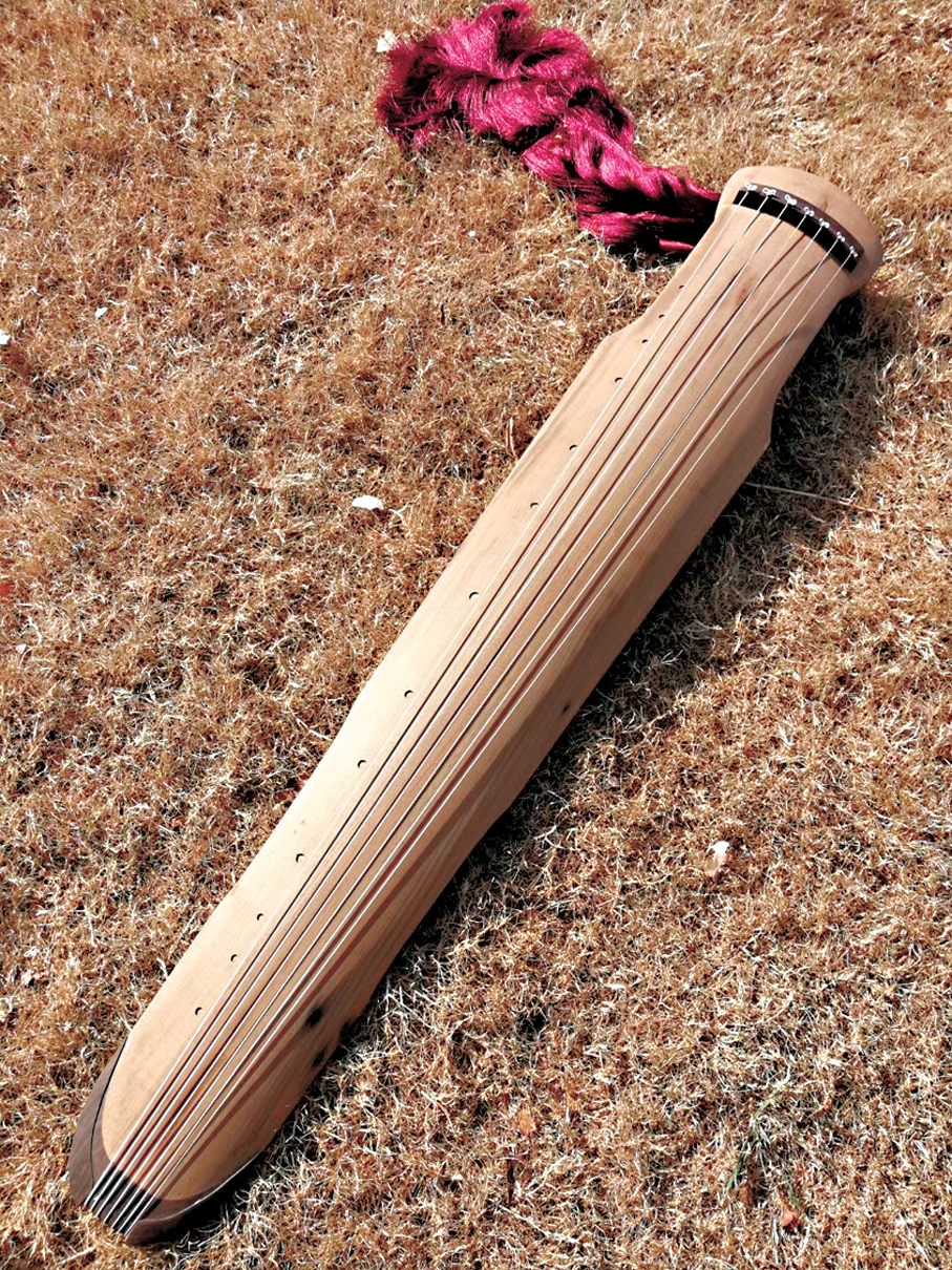 香港收藏家向徐亞沖定製的古琴。