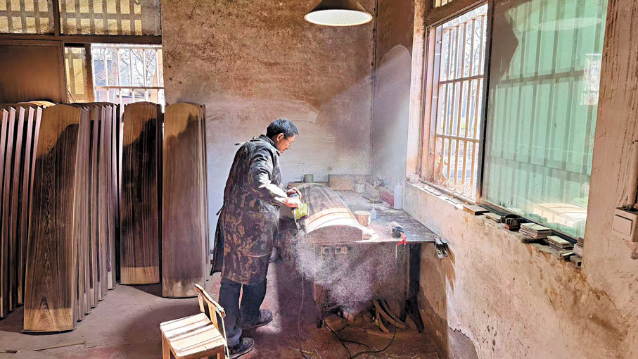 位於蘭考堌陽鎮的徐場村，幾乎家家都在從事民族樂器的生產和銷售。