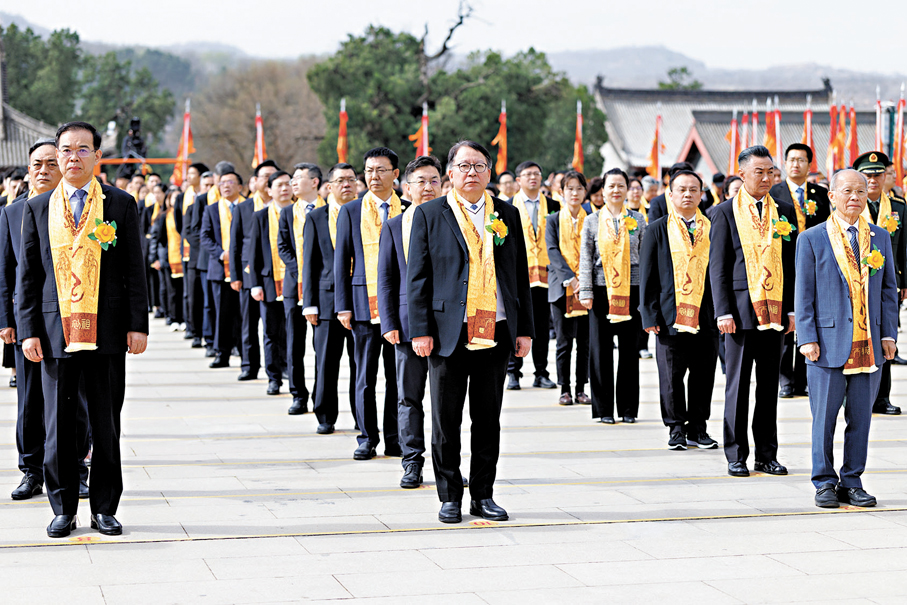 ●陳國基（前排中）昨日出席清明公祭軒轅黃帝典禮。