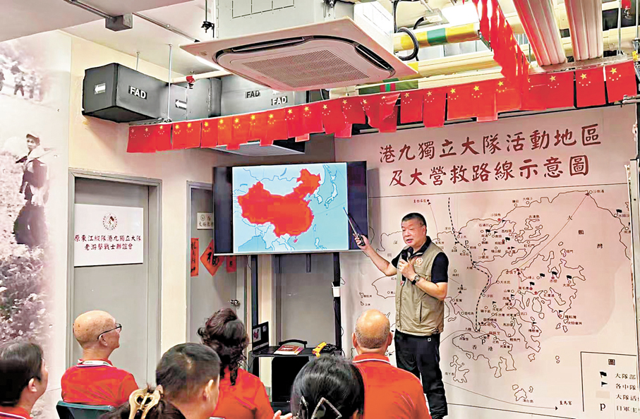 ●林鳴向香港市民講述東江縱隊港九獨立大隊的活動地區。受訪者供圖