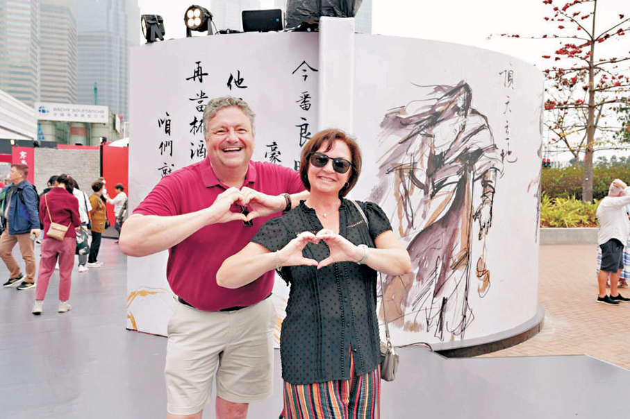 ●圖為兩名英國旅客在港參觀雕塑展。 資料圖片