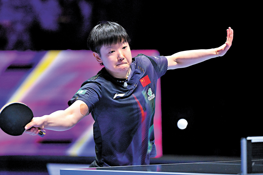 ●孫穎莎在比賽中回球。  新華社