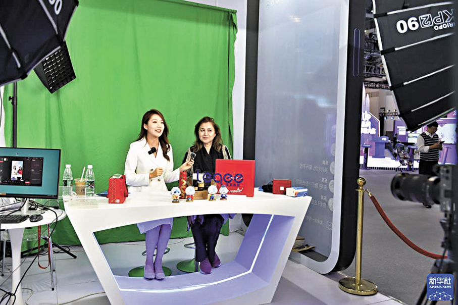 ●早前，在第二屆全球數字貿易博覽會絲路電商館，外賓在「絲路電商日」活動中體驗電商直播。 資料圖片