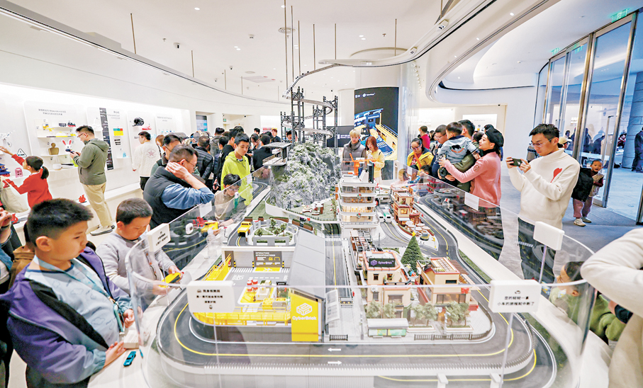 ●深圳南山的拓竹科技將AI數字孿生技術深度融入3D打印設備的研發與生產。圖為深圳拓竹科技3D打印機旗艦店。香港文匯報記者郭若溪  攝