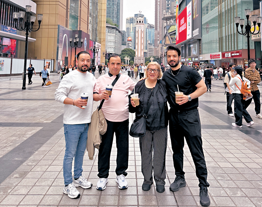 ●4月5日，土耳其青年歐弟（右一）與家人在重慶解放碑商圈合影。 中新社