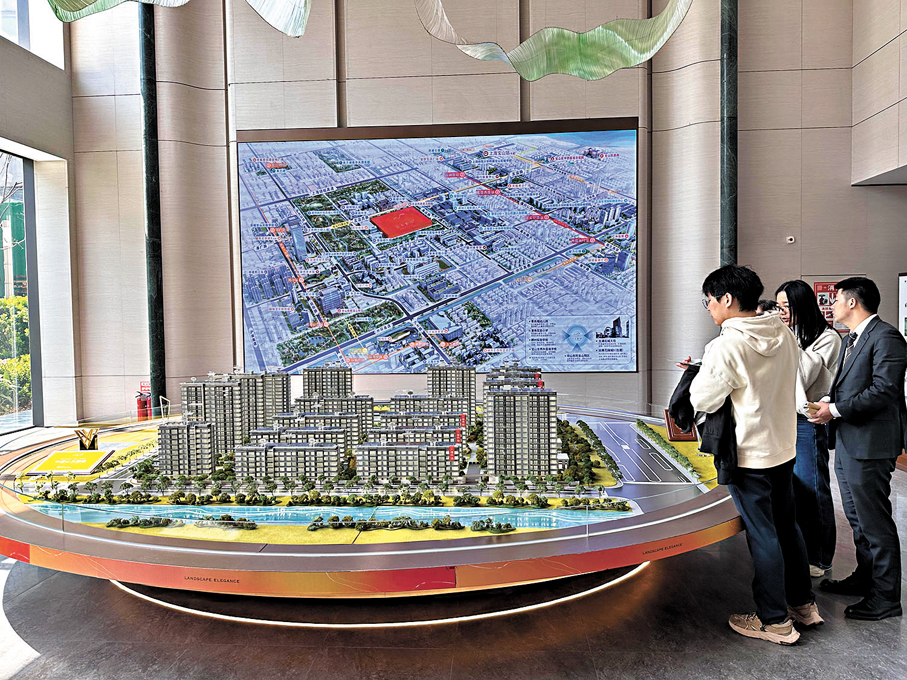 ●香港文匯報記者走訪市場發現，上海政策效應正在從「看房熱」逐步轉化為「成交熱」。圖為一處改善型住宅的沙盤。 香港文匯報記者孔雯瓊 攝