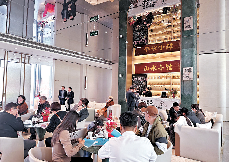 ●上海一處新盤看房者及簽約者人頭湧湧。 香港文匯報記者孔雯瓊 攝