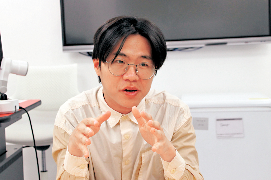 ●嶺大科學教研部博士研究生張順智表示，在梅窩黃皮果園的調查中，發現除蜜蜂外，竟有超過30種昆蟲參與授粉。香港文匯報記者黃艾力  攝