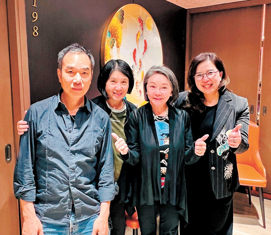 ●左起：導演梁栢堅、監製錢小蕙、查小欣及製片人黃德慧。 作者供圖