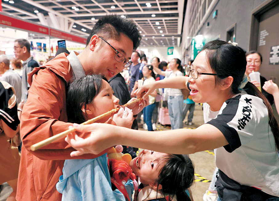 ●一家大細食得開心。香港文匯報記者郭木又  攝