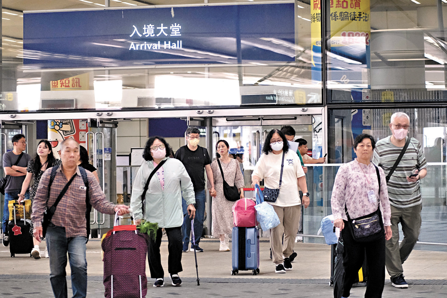 ●復活節與清明節疊加的5天小長假最後一日，有市民從大橋回港。香港文匯報記者涂穴  攝