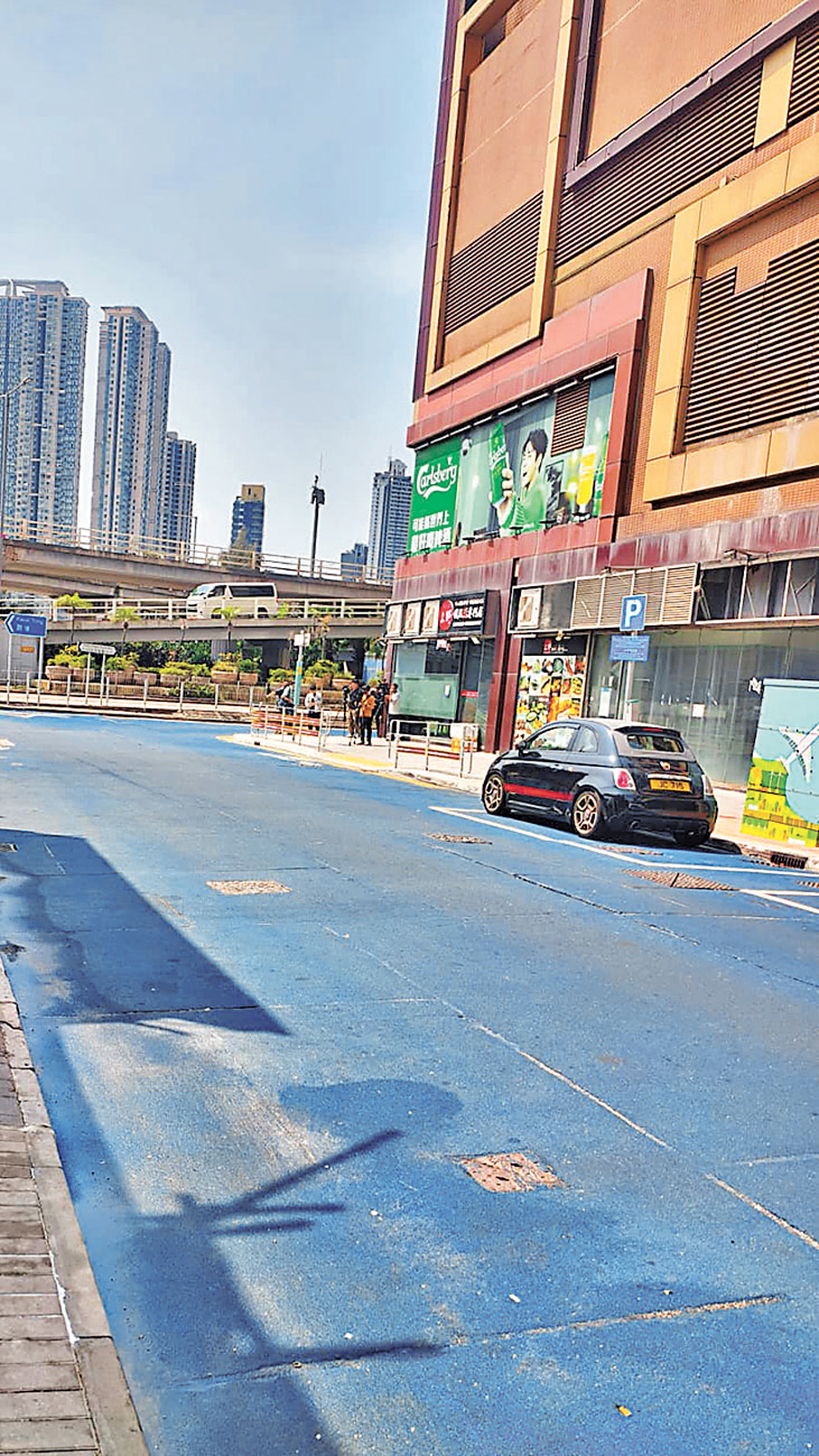 ●市建局團隊選用藍色防滑鋼砂重鋪車路，營造天空投射在地面的視覺效果。 香港文匯報記者鍾靜雯  攝
