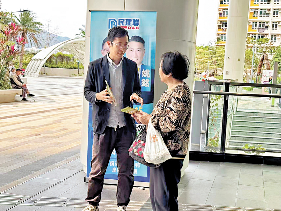 ●胡景鵬說，區議員是政府與居民之間的重要橋樑，也是社區的「探熱針」。 受訪者供圖