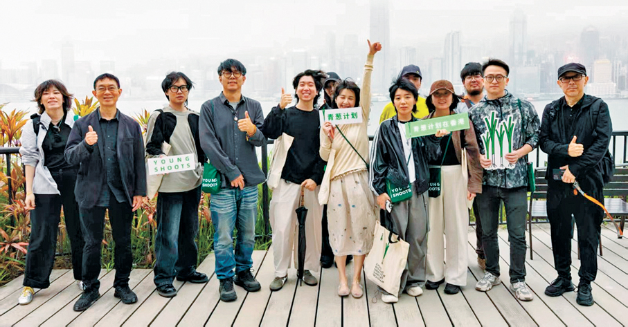 ●青年導演在香港合影，王紅衛（右一）希望借這次交流機會，讓大家了解「青葱計劃」。