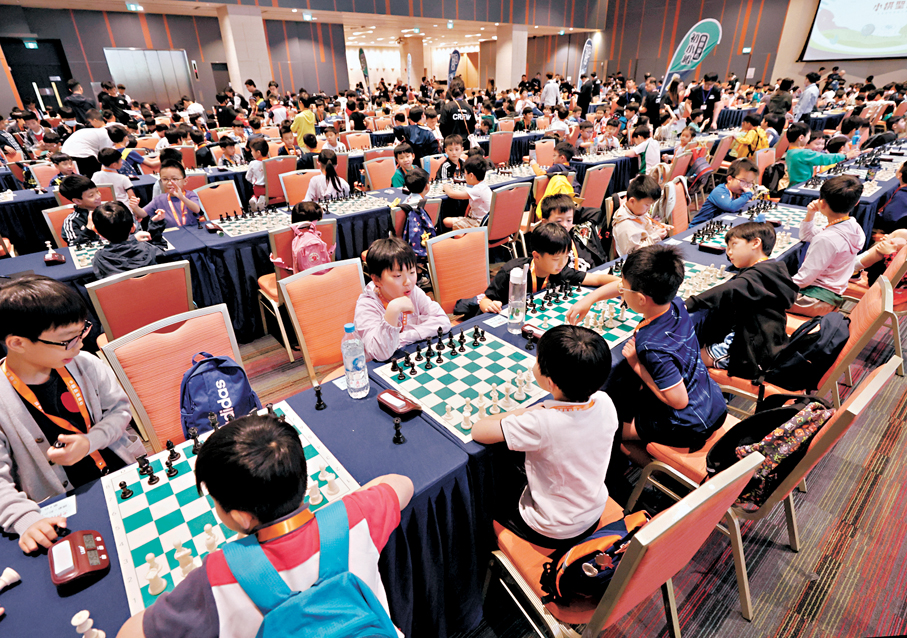 ●第十五屆「小棋聖盃」全港學界棋藝大賽現場。香港文匯報記者黃艾力  攝