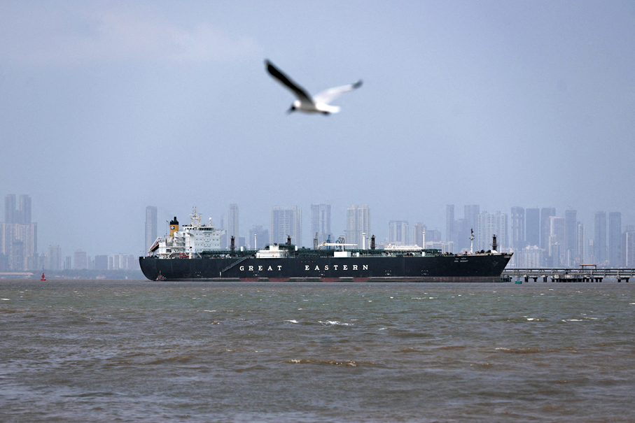 ●早前一艘液化天然氣運輸船成功通過霍爾木茲海峽，抵達印度。 路透社