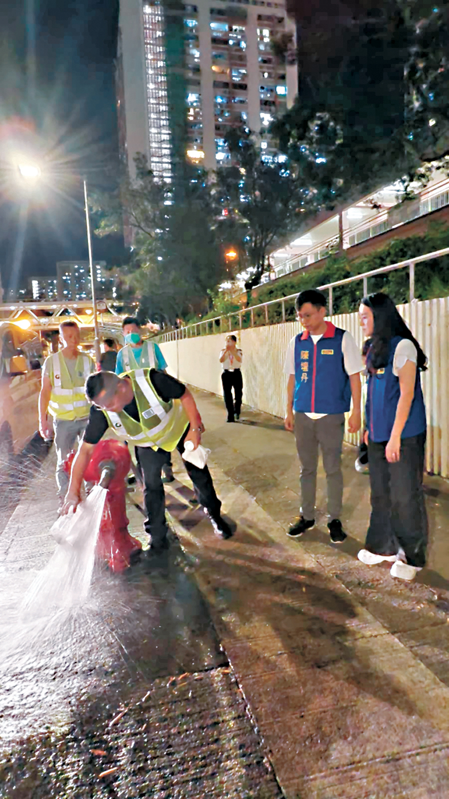 ●陳壇丹即日聯同房屋署、水務署人員到場跟進食水問題。  受訪者供圖