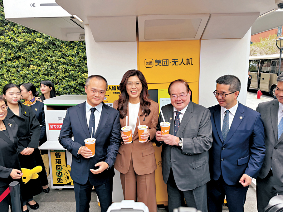 ●鄭麗文現場「請客」，體驗無人機配送的熱奶茶，請參訪團品嘗。 香港文匯報記者張帆  攝