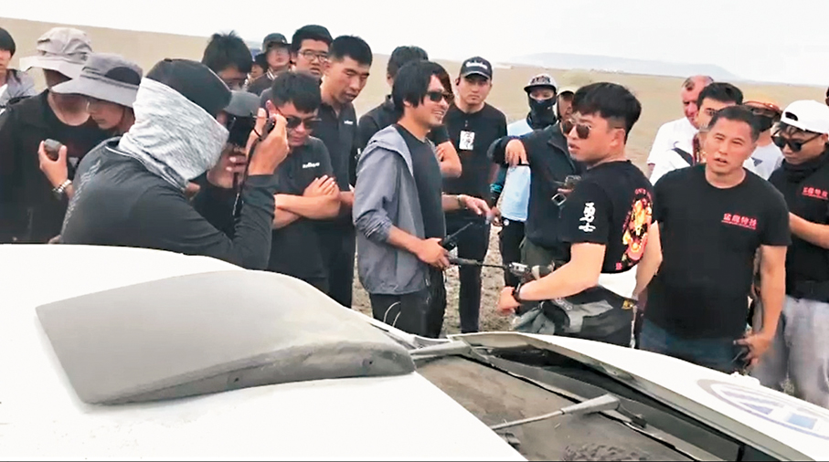 ●羅義民在完成高難度飛車鏡頭後與韓寒導演交流。 受訪者供圖