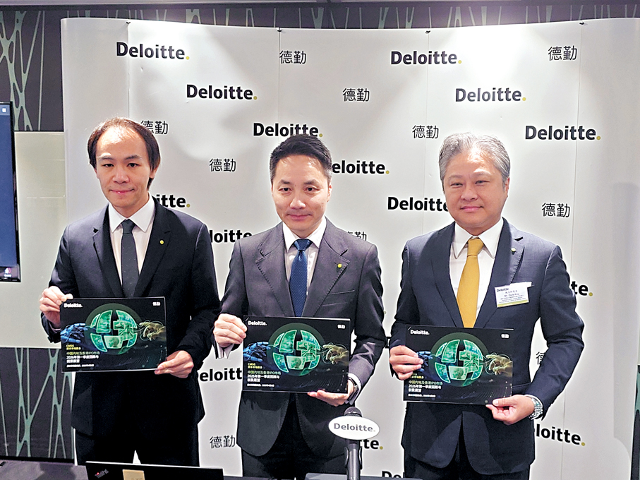 ●德勤歐振興（中）表示，若多隻潛在龐大融資規模的新股能夠在今年順利上市，香港便有望今年躋身全球融資排行榜前三位置。   香港文匯報記者岑健樂  攝