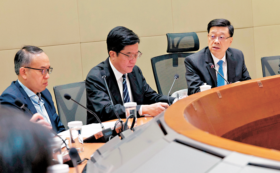 ●行政長官李家超（左三）昨日聽取「跨部門監察燃油供應專責組」匯報國際油價波動情況。署理財政司司長黃偉綸（左二）、財經事務及庫務局局長許正宇（左一）等出席會議。