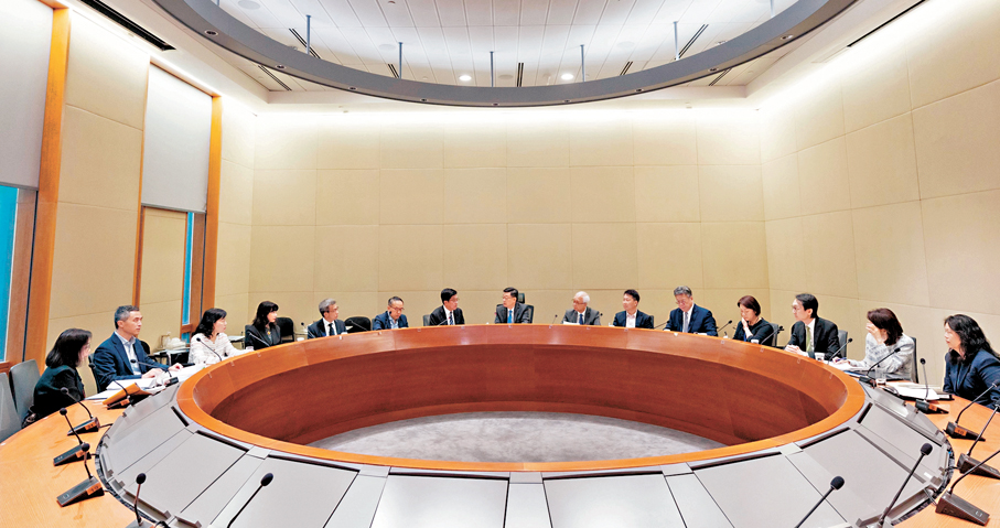 ●行政長官李家超（中）昨日主持特別會議。