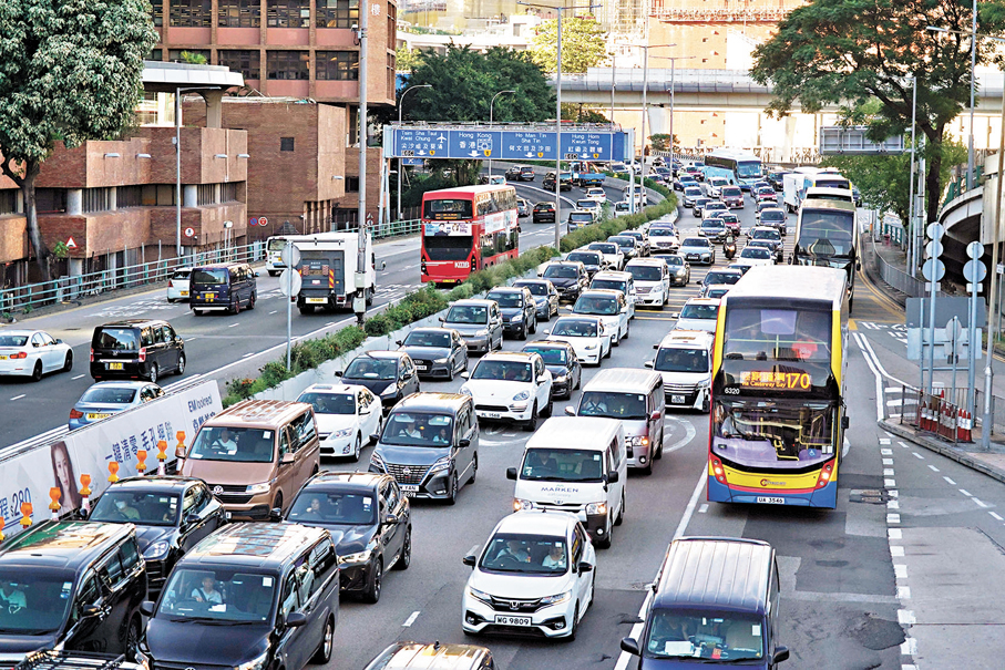 ●油價上升影響港各行業，波及民生，車主與司機可謂首當其衝。 資料圖片