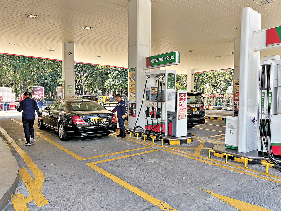 ●3月13日，深圳皇崗口岸附近中石化加油站前來入油的跨境車絡繹不絕。 香港文匯報記者廣濟  攝
