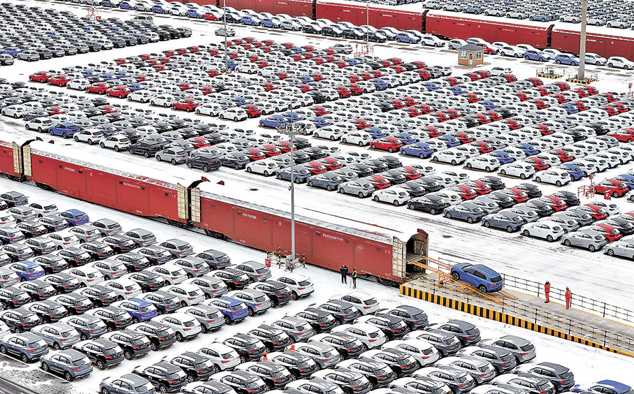 ●3月中國乘用車出口69.5萬輛。圖為在煙台港裝船出口的國產汽車。 資料圖片