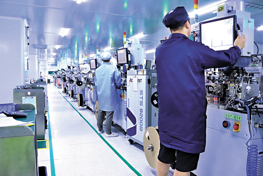 ●世銀預期中國今年經濟增長為4.2%，明年則為4.3%。圖為江西萬年芯微電子公司的閃存芯片生產線。 中新社