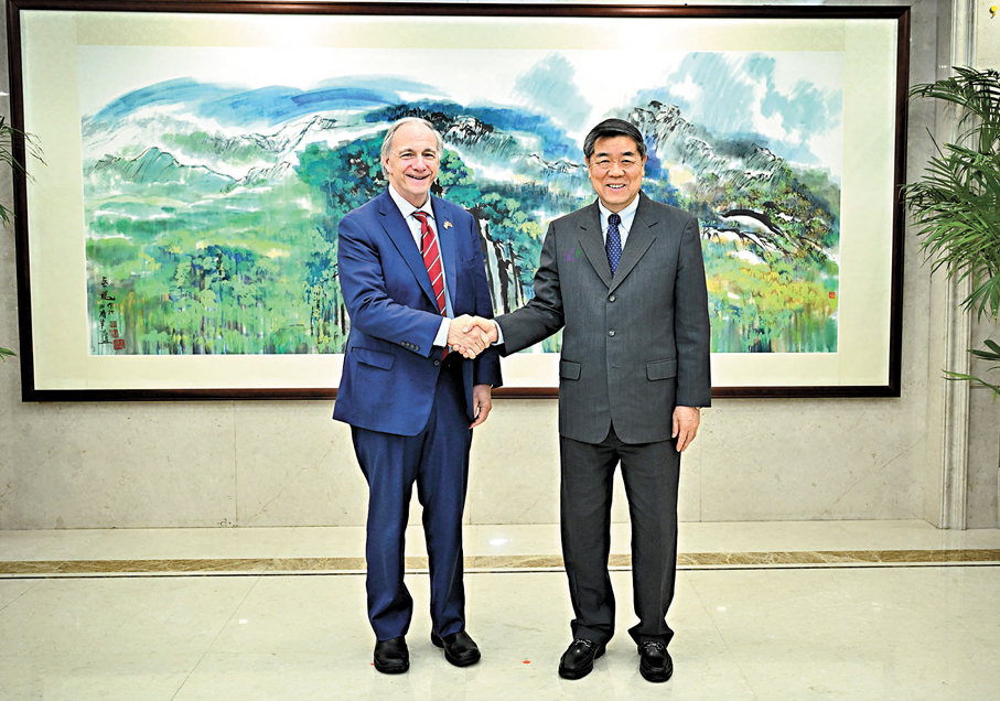 ●4月9日，中共中央政治局委員、中央財辦主任何立峰在北京會見美國橋水投資公司創始人達利歐。 新華社