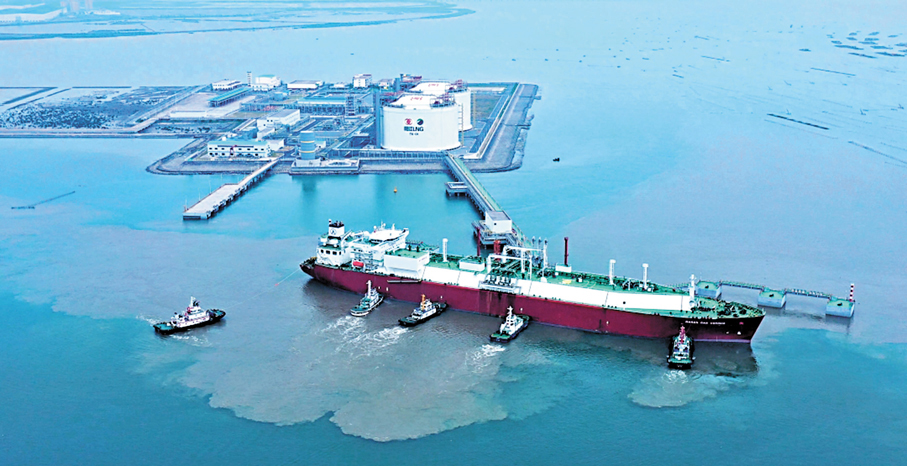 ●中國正加快構建天然氣戰略版圖。圖為位於粵西地區的陽江LNG調峰儲氣庫項目。 香港文匯報廣東傳真