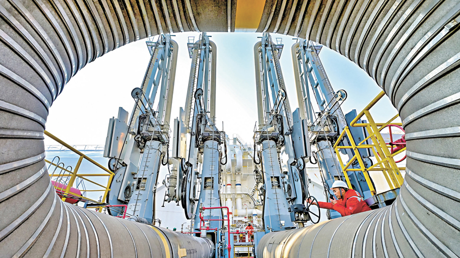 ●工人日前在國家管網天津LNG接收站碼頭巡檢。 資料圖片