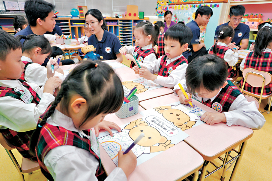●領袖論壇成員帶領幼兒進行填色比賽，為保安熊設計新衣服。 香港文匯報記者北山彥 攝
