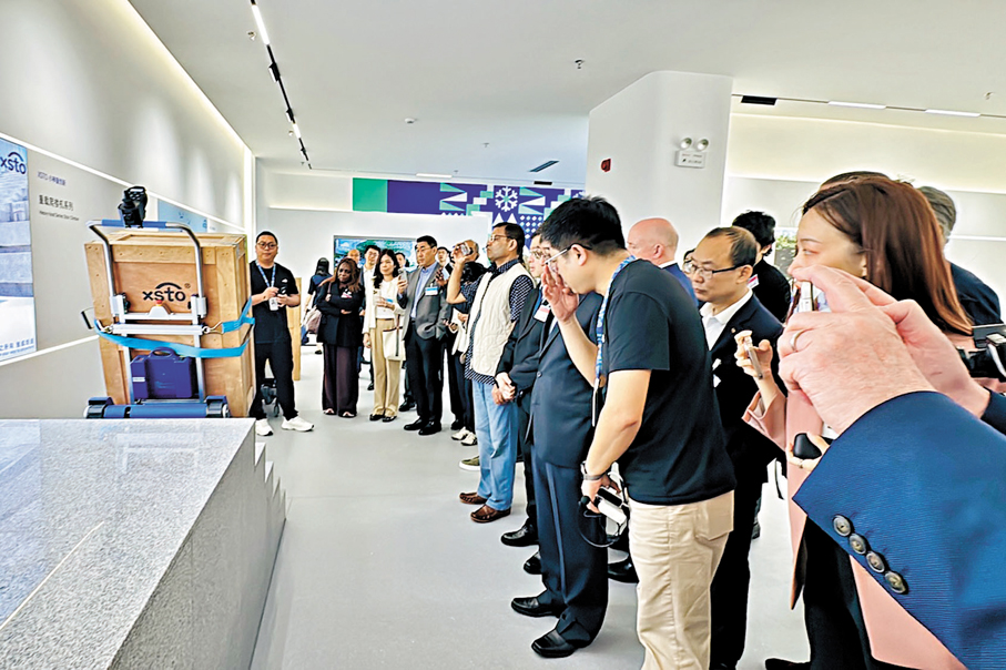 ●能夠載物爬樓的機器人，引起參訪團成員興趣。香港文匯報記者李紫妍  攝